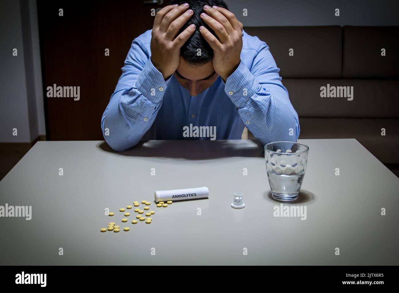 Einsamer Junge zu Hause mit angstlösenden Pillen. Problem des neuen Jahrtausends von Angst, generalisierter Angst und Panikattacken Stockfoto