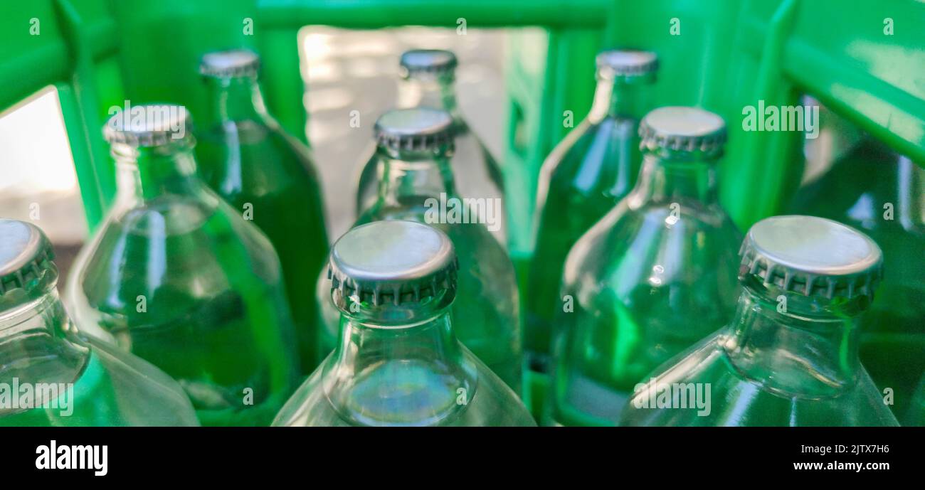 Glas Wasser in Flaschen auf seinem Karton. Selektiver Fokus. Stockfoto