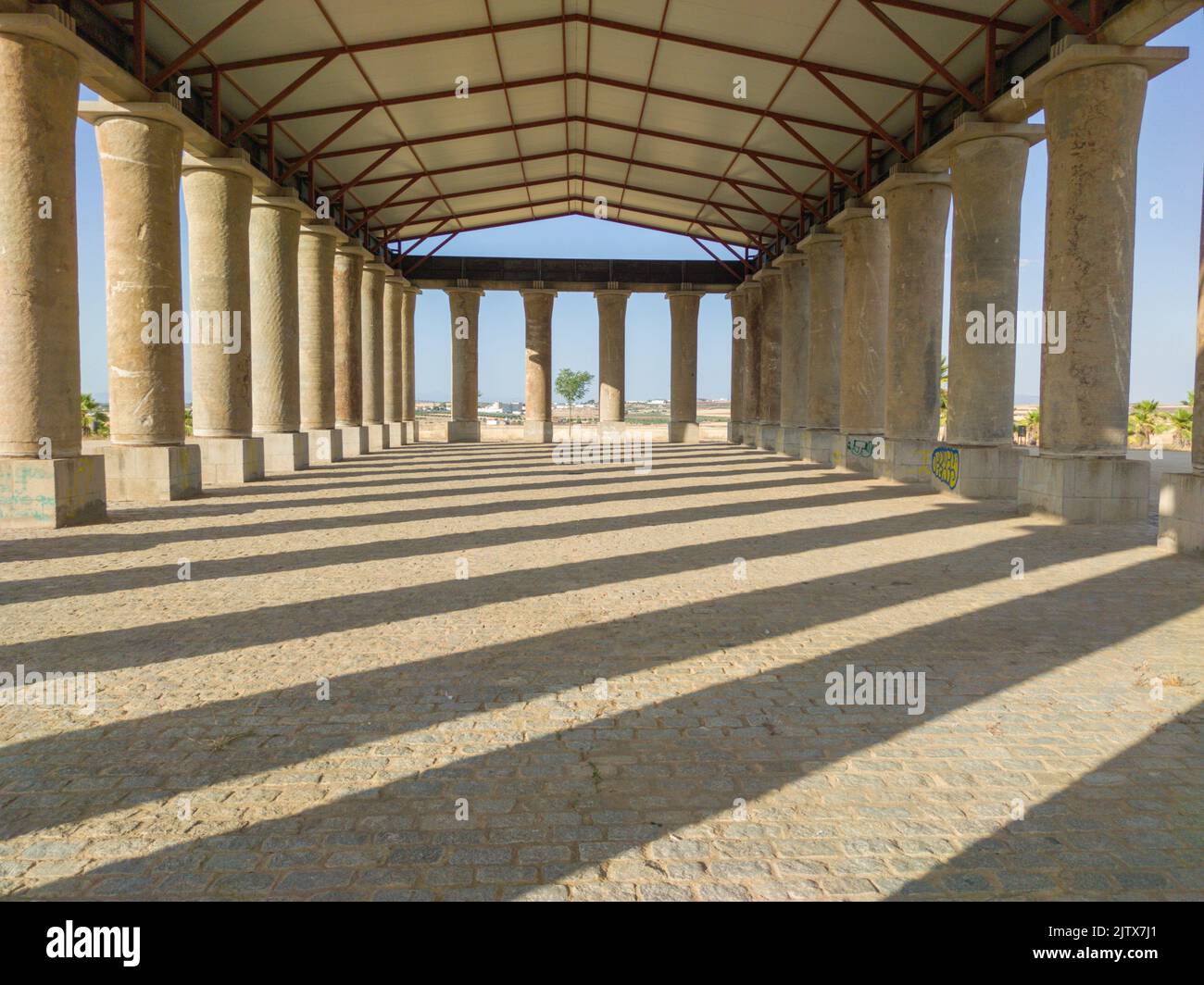 Parthenon-Nachbildung aus recycelten Baumaterialien. Don Benito, Badajoz, Spanien. Stockfoto