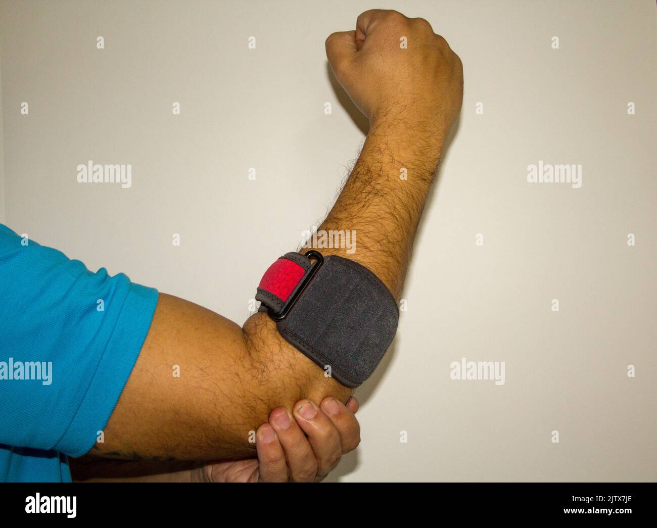 Arm eines Mannes mit orthopädischem Korsett für Epicondylitisprobleme. Effektive Schmerzlinderung Stockfoto
