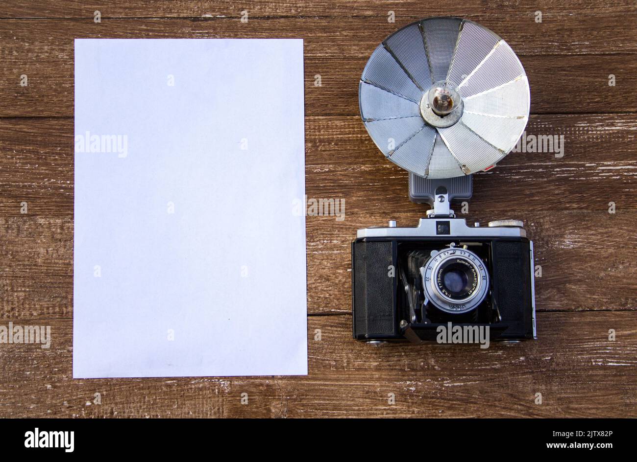 Alte Vintage-Kamera mit Blitz und weißem Raum, um Bilder oder Text einzufügen Stockfoto