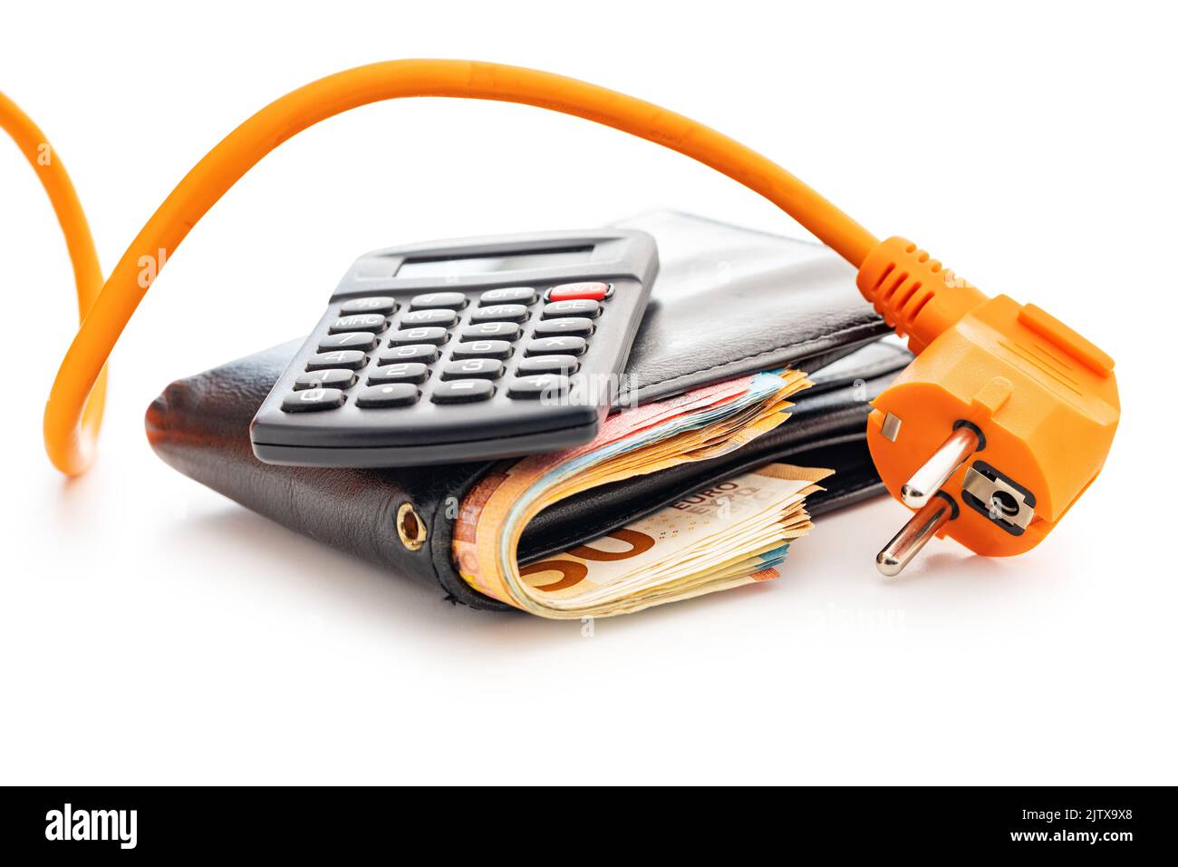 Orangefarbener Stecker, Geldbörse mit Geld und Rechner isoliert auf weißem Hintergrund. Konzept der steigenden Strompreise. Stockfoto
