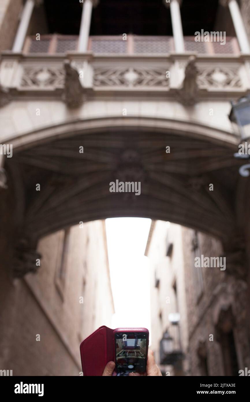 Tourist fotografiert die Brücke in der Bisbe Straße, Barri Gotic, Barcelona. Spanien. Stockfoto