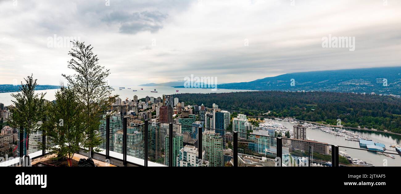 Panoramablick vom Dach eines West End-Gebäudes nach Westen zur English Bay, Vancouver, BC, Kanada. Stockfoto