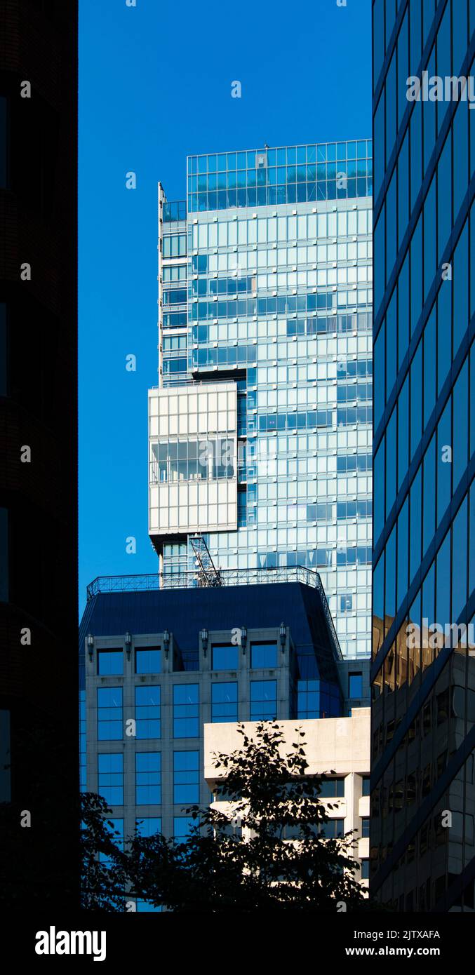 Gebäude in der Innenstadt von Vancouver, BC, Kanada, mit dem Living Shangri-La Turm im Hintergrund. Stockfoto