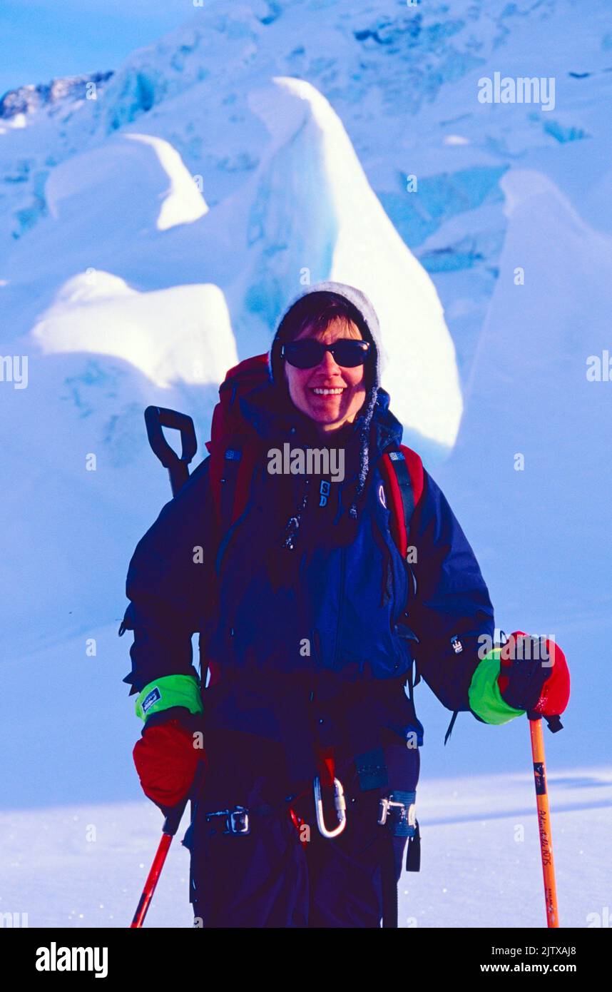 Eine Frau auf dem Land, die in British Columbia, Kanada, Ski fährt. Stockfoto