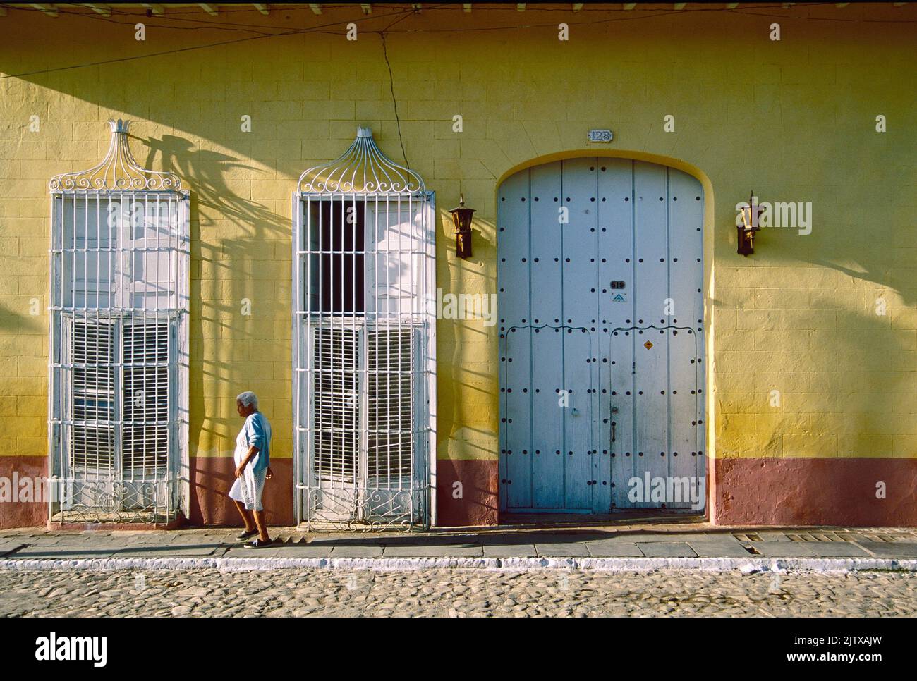 Eine Frau geht in einer Straße in Trinidad, Kuba. Stockfoto
