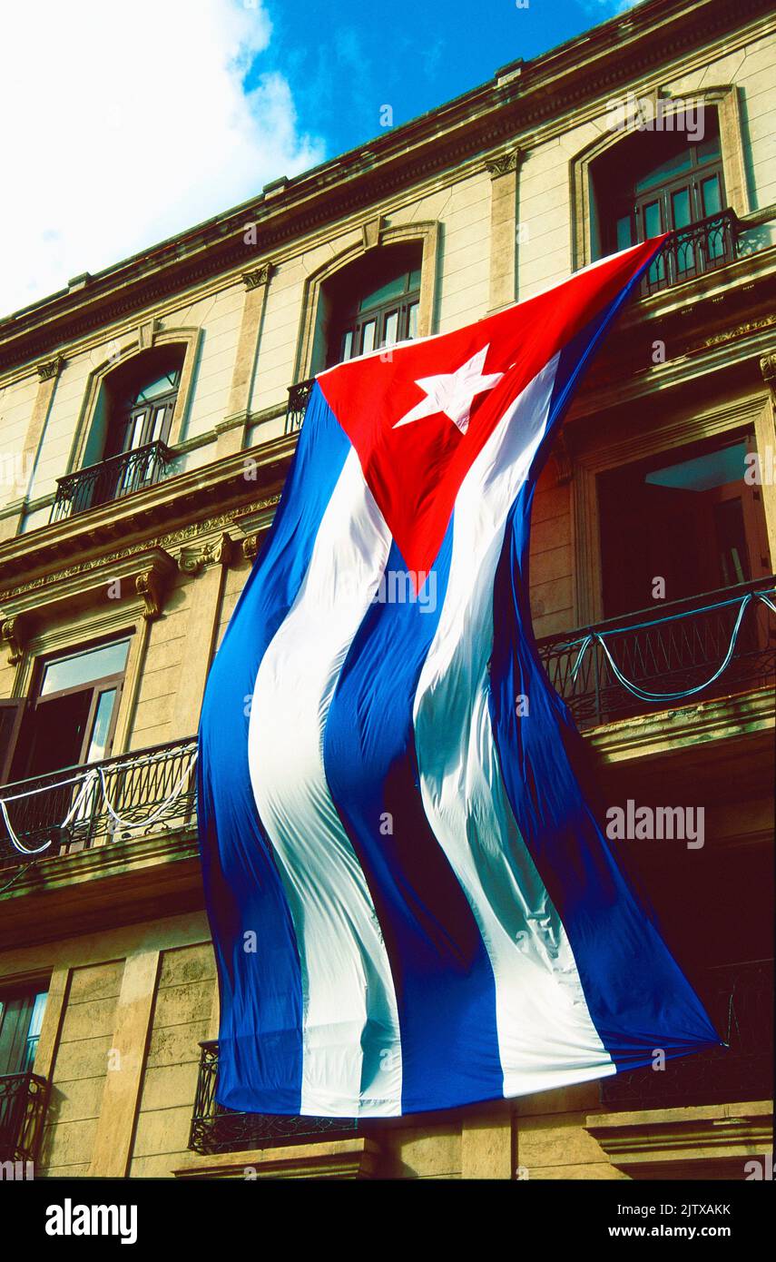 Die kubanische Flagge hängt von den Balkonen in Havanna, Kuba. Stockfoto