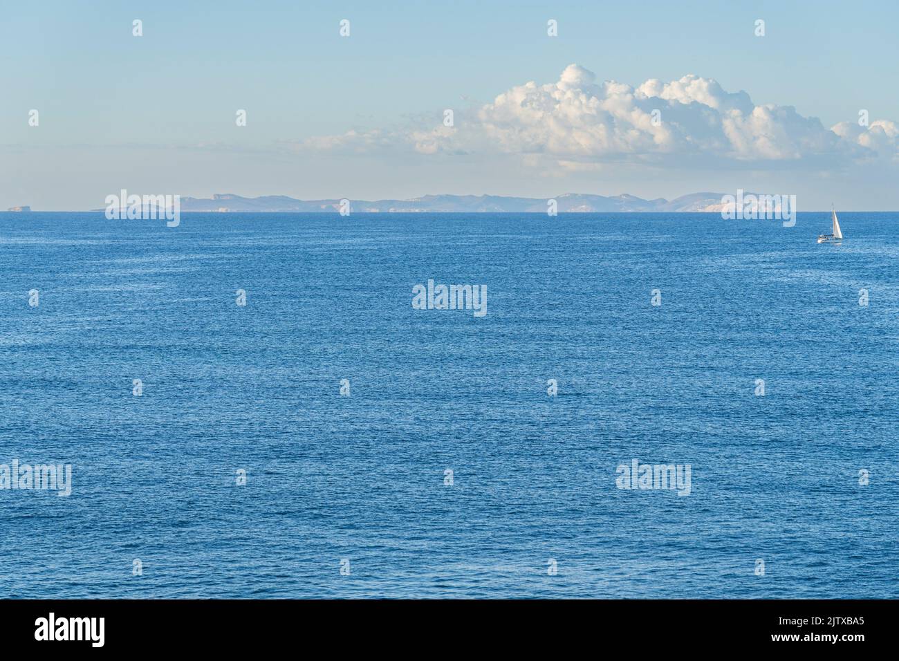 Segelboot vor, Cabrera Inseln, Mallorca, Balearen, Spanien. Stockfoto