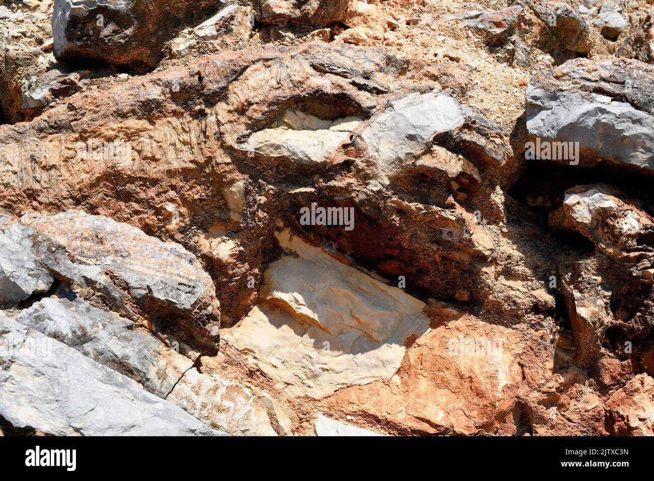 Karststruktur mit Kalkstein, Quarz und Ton mit Eisenhydroxid (rot). Dieses Foto wurde in Pedreira do Galinha, Serra de Aire, Stockfoto