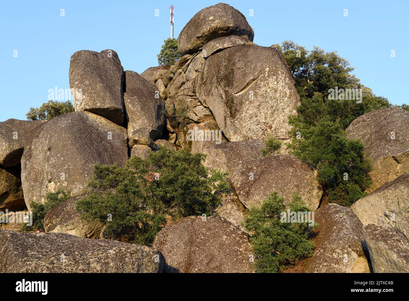 Granitentlastung (kugelförmige Verwitterung). Dieses Foto wurde in Monsanto, Portugal, aufgenommen. Stockfoto