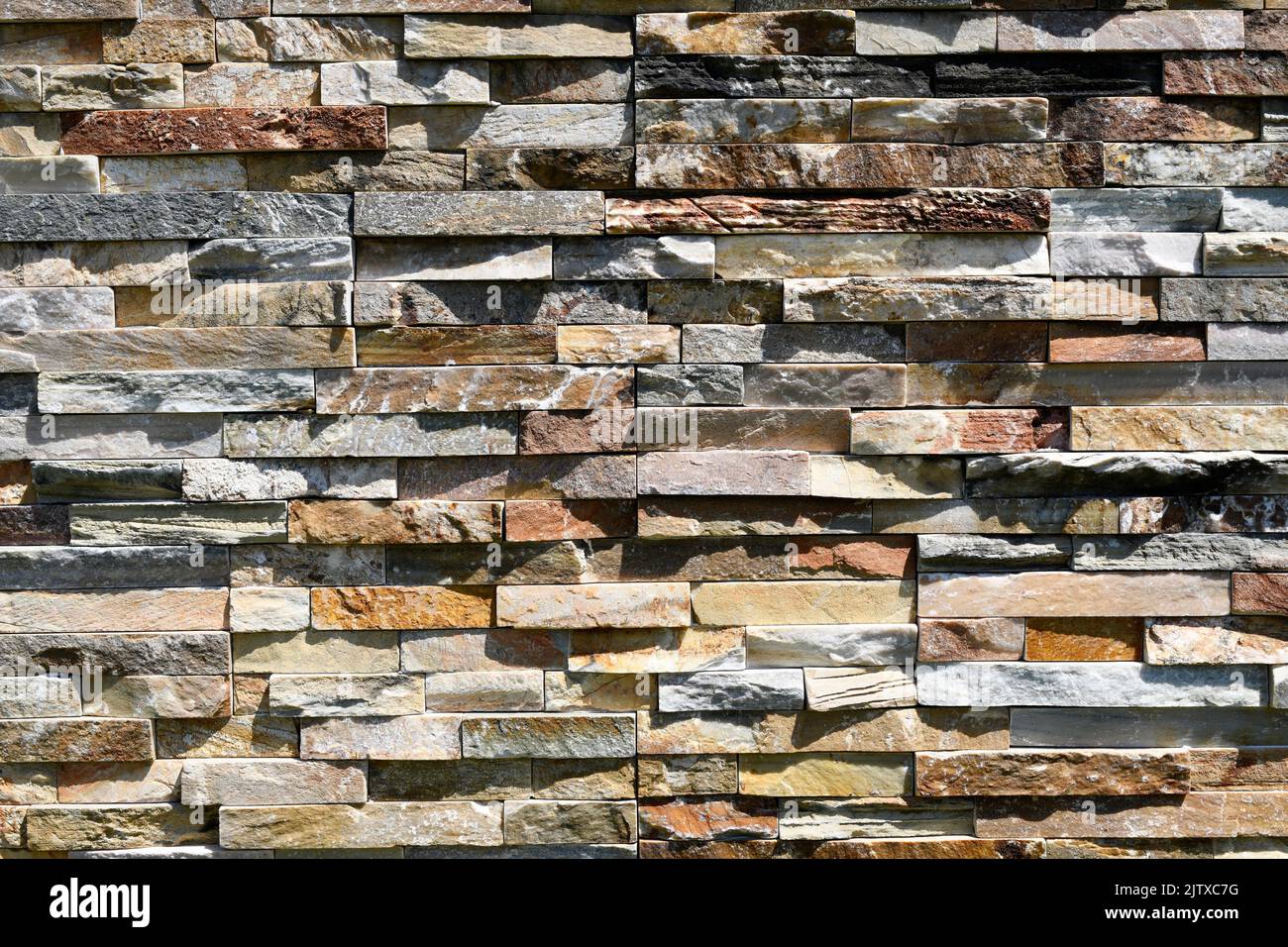 Dekorative Wand aus Marmorplatten. Dieses Foto wurde in der Nähe von Caldas da Rainha, Portugal, aufgenommen. Stockfoto