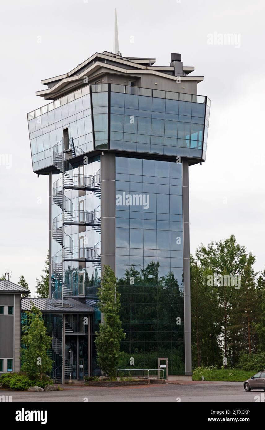 Powerpark, Finnland - 20. Juni 2022: Sehr interessanter Spiegelglasturm und asiatische Architektur an der Spitze Stockfoto