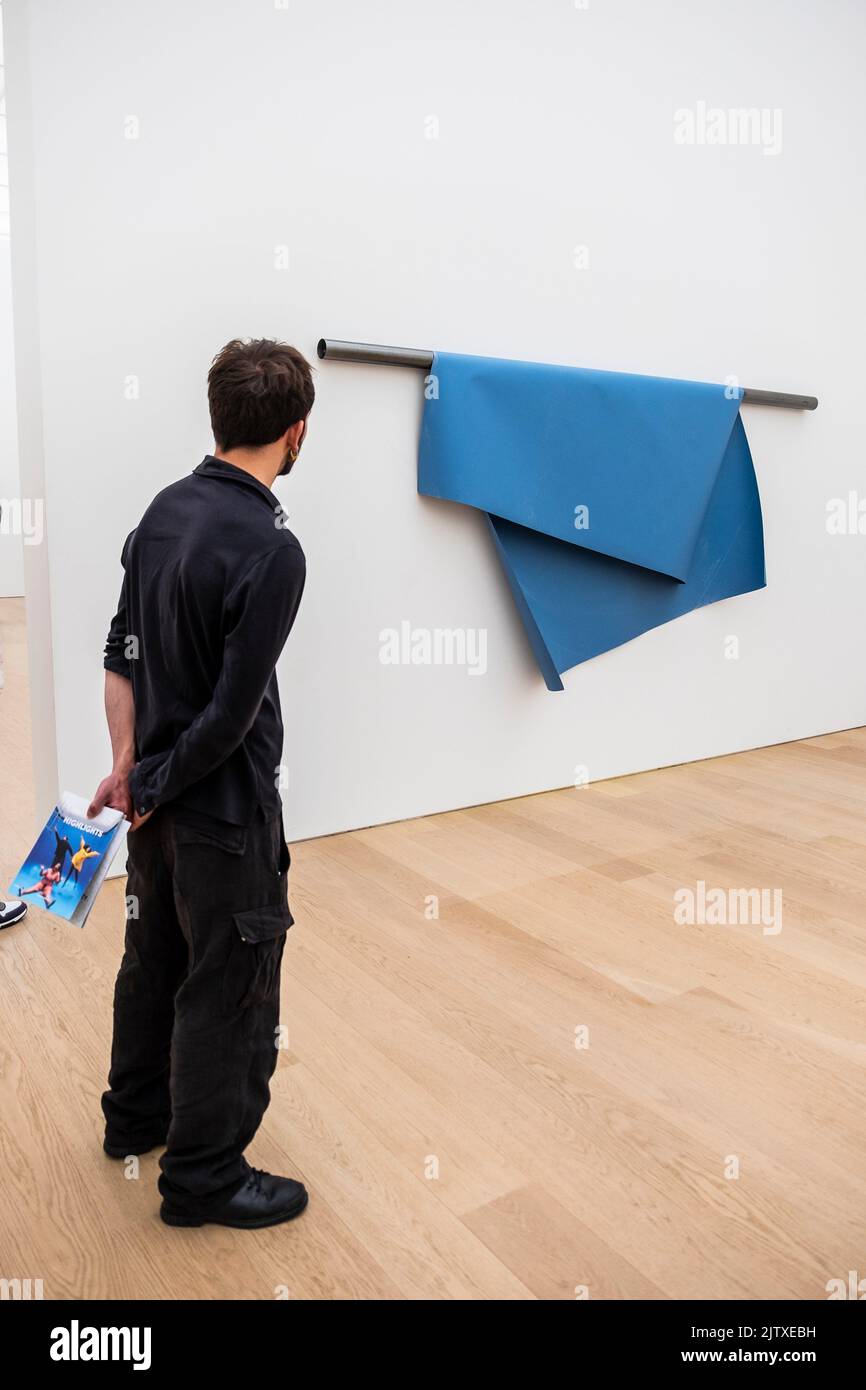 Besucher, die sich das Kunstwerk „Surface Intervention“ von Johannes Langkamp im Museum Voorlinden, Niederlande, angeschaut haben. Stockfoto