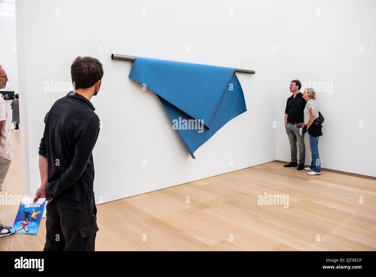 Besucher betrachten das Kunstwerk "Surface Intervention" von Johannes Langkamp im Museum Voorlinden, Niederlande. Stockfoto