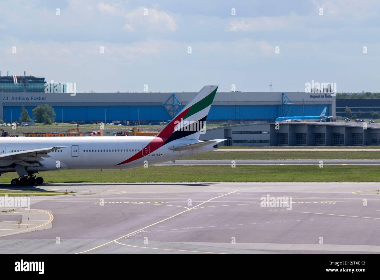 Rückseitenflugzeug Von Emirates Am Flughafen Schiphol In Den Niederlanden 25-5-2022 Stockfoto