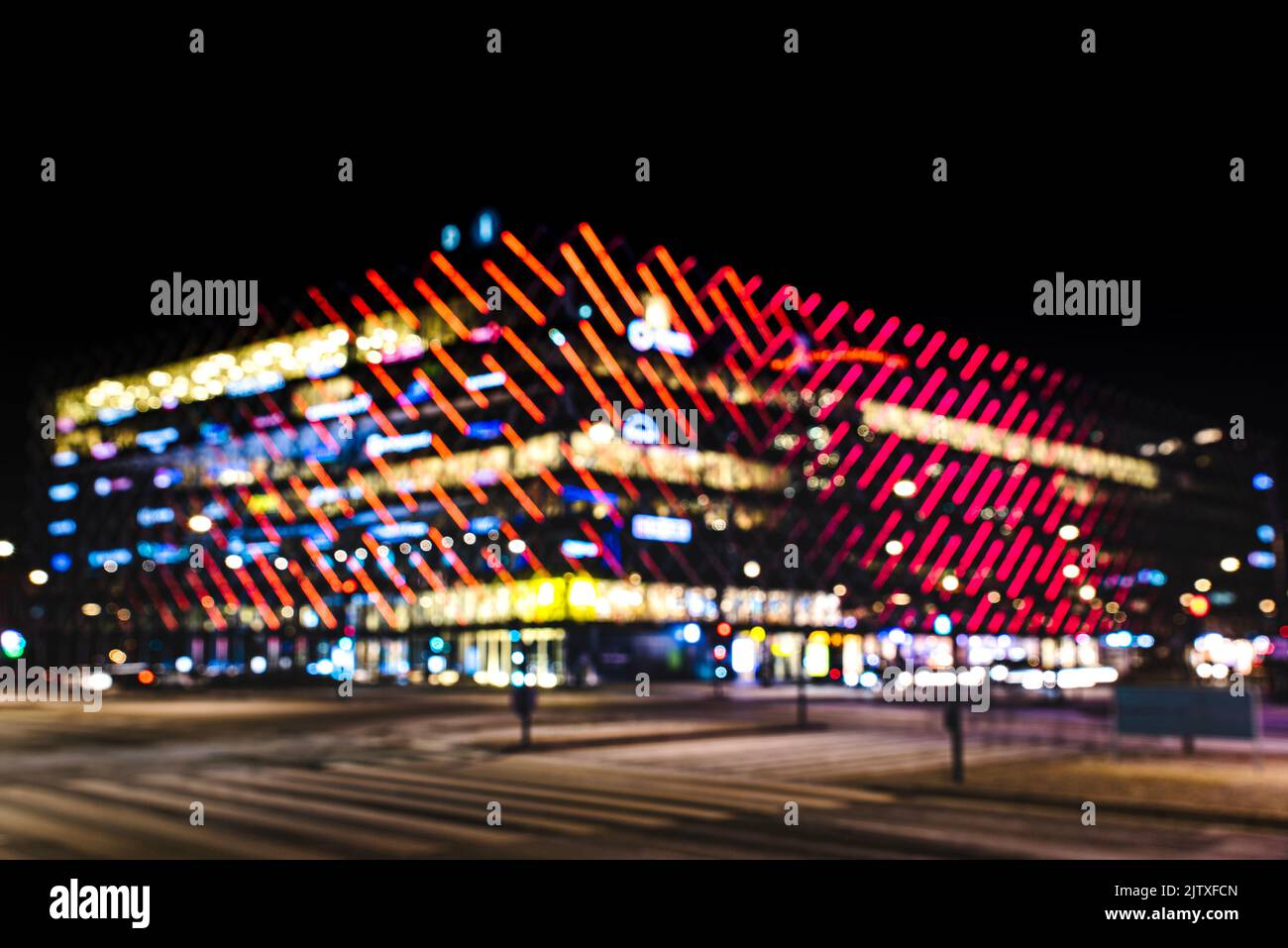 Die Nachtansicht einer verschwommenen Straßenkreuzung vermittelt Schwindel, Unruhe. Anblick einer betrunkenen oder betrunkenen Person. Konzept für schwindelerregende Gefühle oder schwindelerregende Gefühle Stockfoto