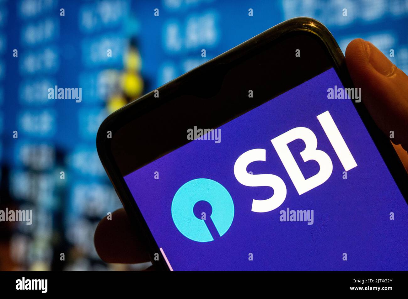 In dieser Abbildung wird das indische multinationale Banken- und Finanzdienstleistungsunternehmen, das im öffentlichen Sektor tätig ist, das SBI-Logo der State Bank of India auf einem Smartphone-Bildschirm angezeigt. Stockfoto