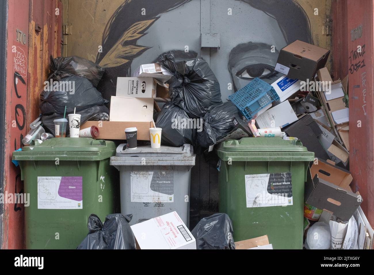 Müll stapelte sich am 31. August 2022 vor einem Wandgemälde in der Hope Street im Stadtzentrum von Glasgow, was Unternehmen und die öffentliche Gesundheit beeinträchtigte. Stockfoto