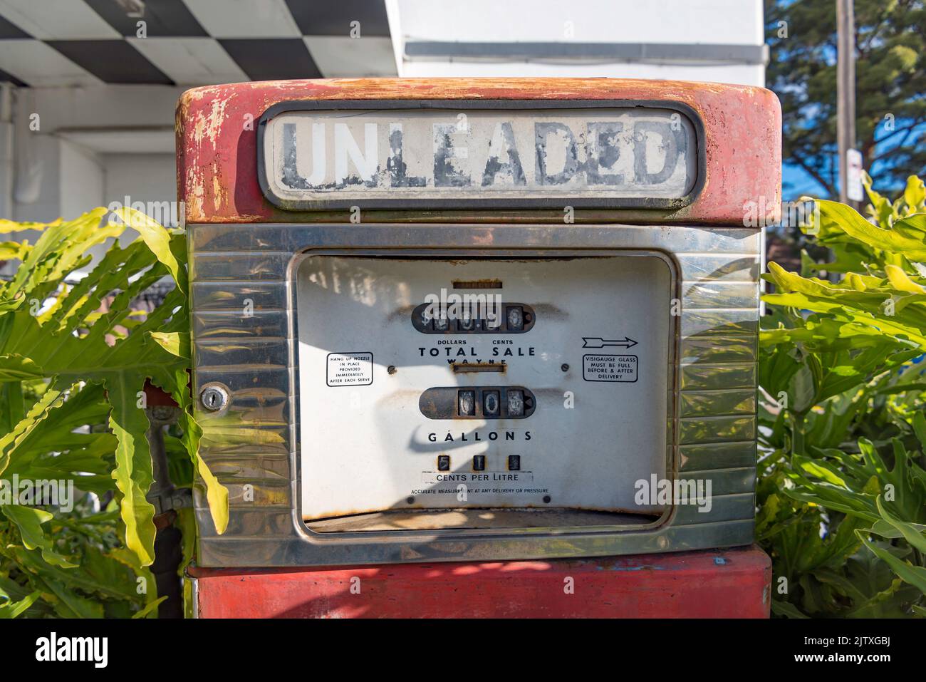 Eine alte bleifreie Benzin-Bowser (Pumpe), die jetzt als Dekoration vor einem Geschäft in Summer Hill, New South Wales, Australien, verwendet wird Stockfoto