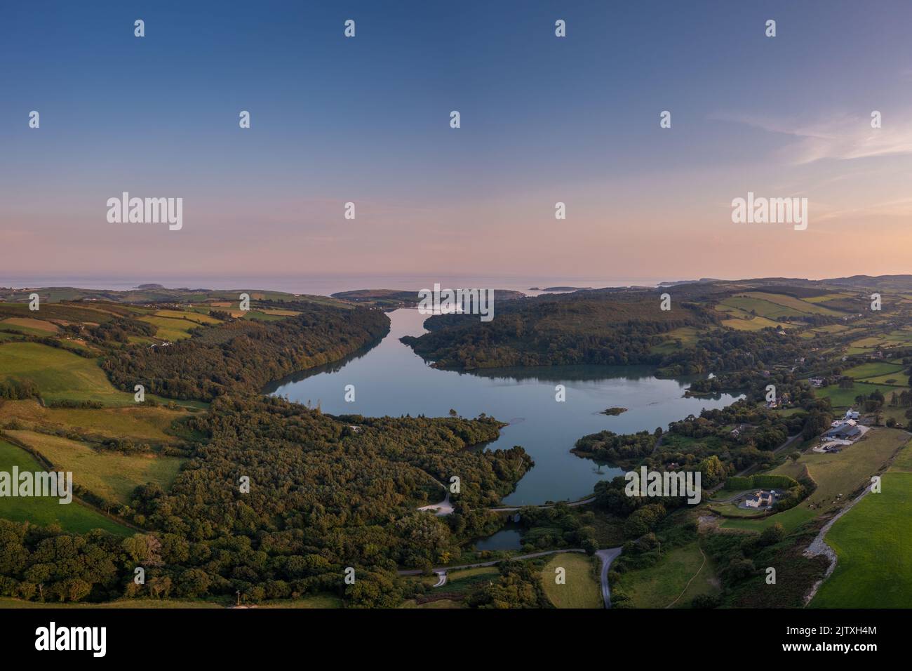 Blick auf die Castlehaven Bay und die Rineen Woods in West Cork bei warmem Abendlicht Stockfoto