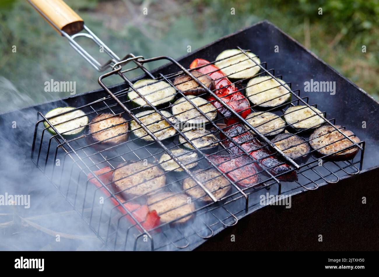 Leckeres Gemüse Kochen auf Grill, im Freien. Gebratenes Gemüse, Nahaufnahme Stockfoto