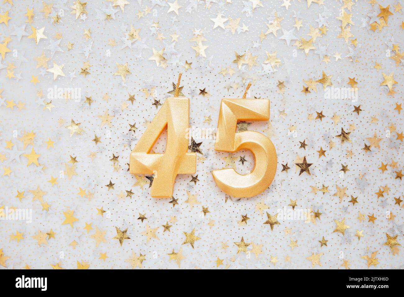 Nummer 45 fünfundvierzig goldene Feier Geburtstagskerze auf festlichen Hintergrund. Fünfundvierzig Jahre Geburtstag. Konzept der Feier Geburtstag, Jahrestag, wichtiges Datum, Feiertag Stockfoto