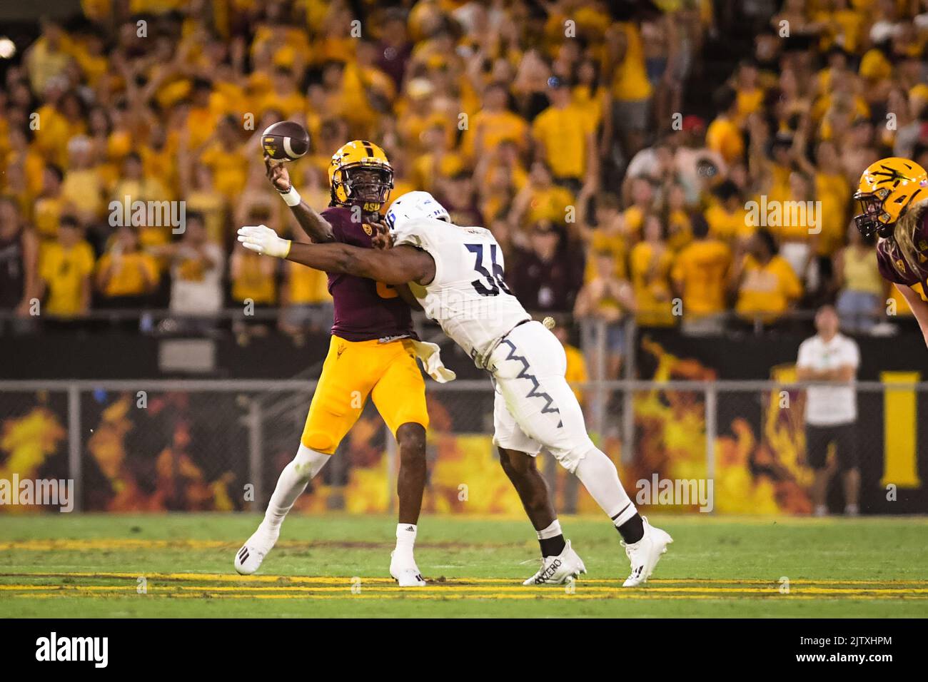 Der Arizona State Quarterback Emory Jones (5) versucht, den Ball im zweiten Quartal eines NCAA College-Fußballspiels gegen NOR unter Druck zu setzen Stockfoto