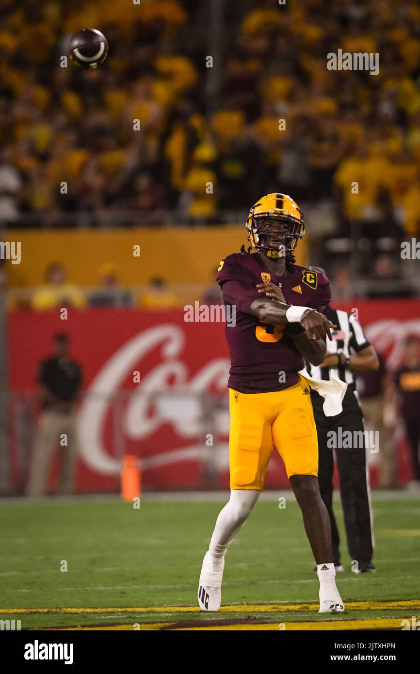 Der Arizona State Quarterback Emory Jones (5) startet im zweiten Quartal eines NCAA College-Fußballspiels gegen Northern Arizona i ein Balldownfield Stockfoto