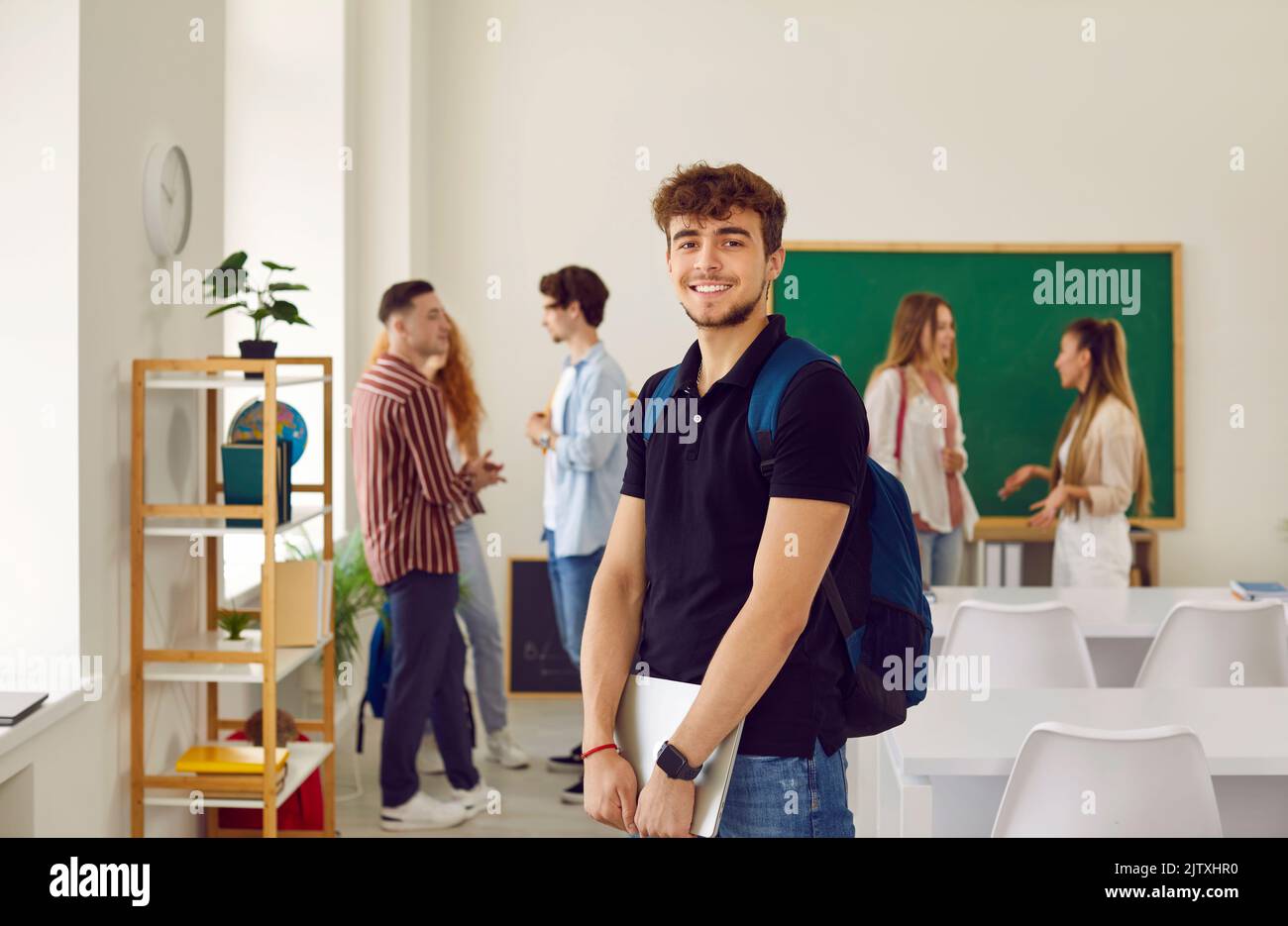 Porträt eines glücklichen College- oder High-School-Schüler mit Notebook und Rucksack. Stockfoto