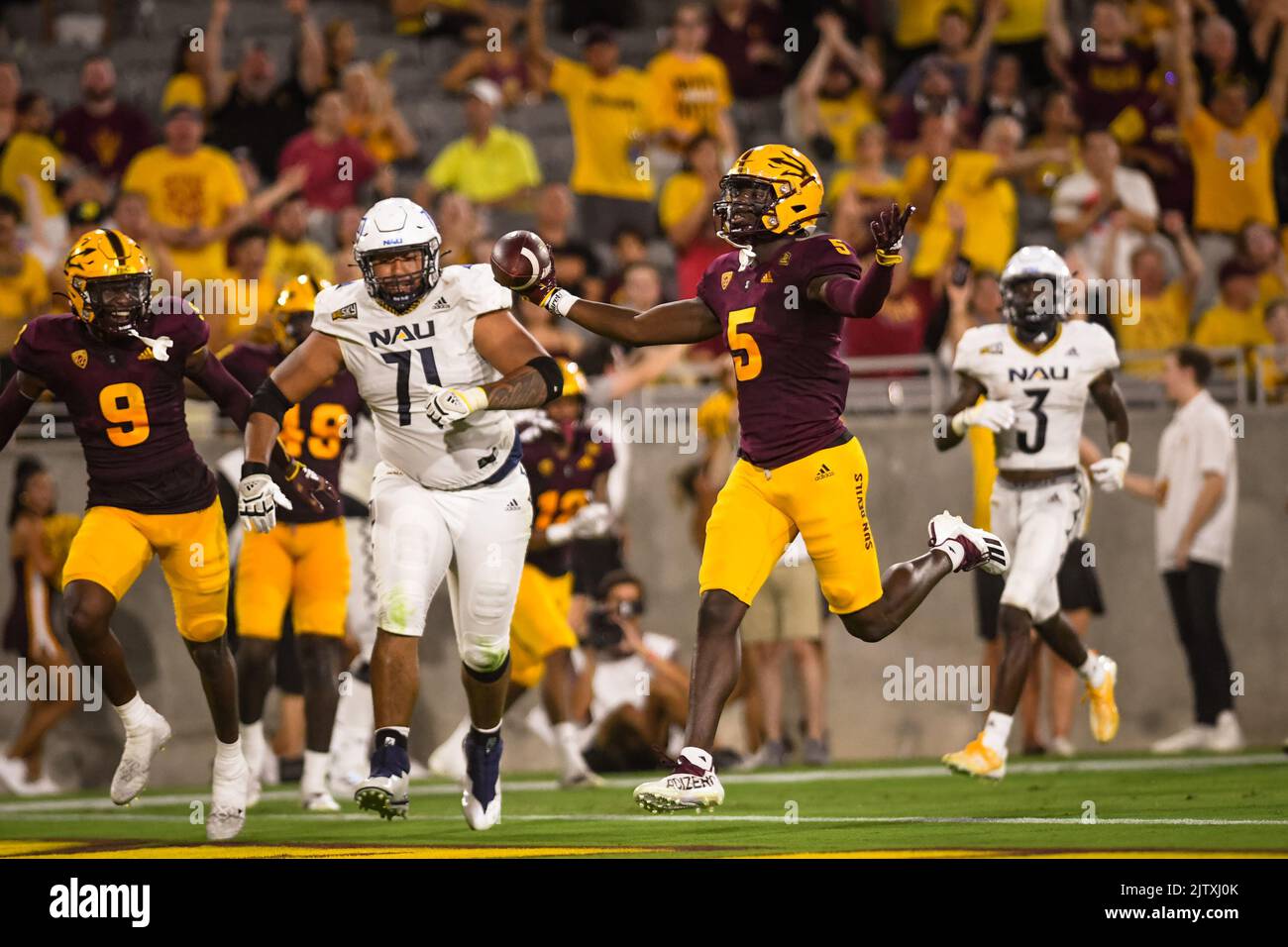 Chris Edmonds (5), der Verteidigungsminister des Staates Arizona, läuft im dritten Quartal eines NCAA-College-Fußballspiels gegen Nord-Arizona auf einen Touchdown Stockfoto