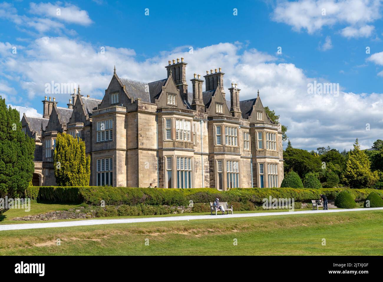 Muckross, Irland - 10. August 2022: Blick auf das Herrenhaus Muckross im Killarney National Park in der Grafschaft Kerry im Westen Irlands Stockfoto