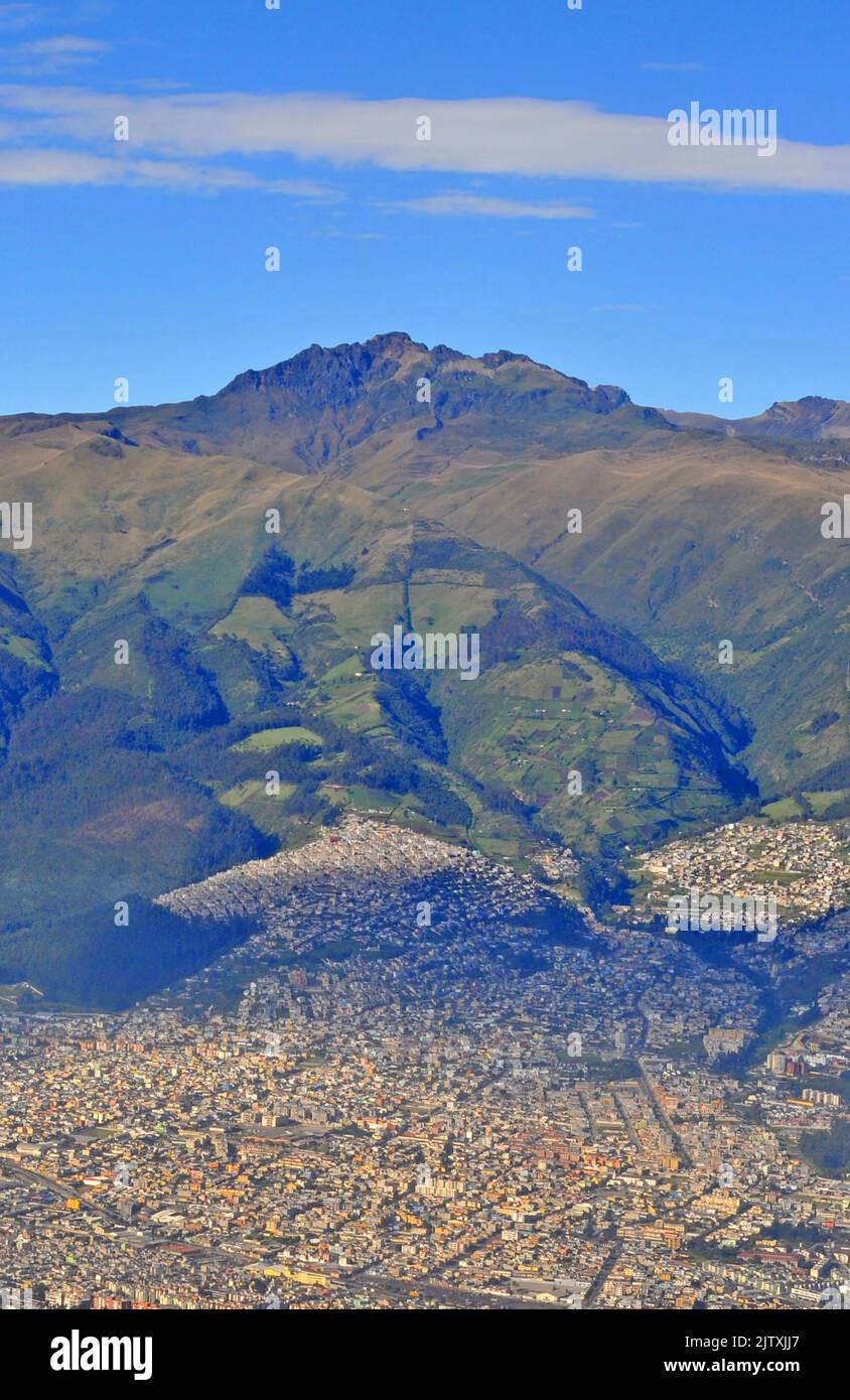 Luftaufnahme der Stadt Quito und des Vulkans Pichincha, Ecuador Stockfoto