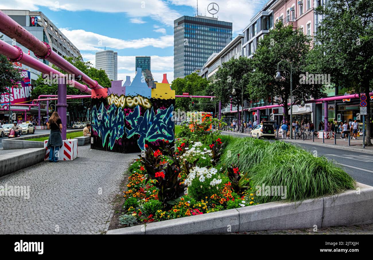 Die Freilichtausstellung All We Wrote – The Passion of Graffiti feiert die Geschichte der Straßenkunst mit 19 Werken auf einer Verkehrsinsel in der Tauentzienstraße, Stockfoto