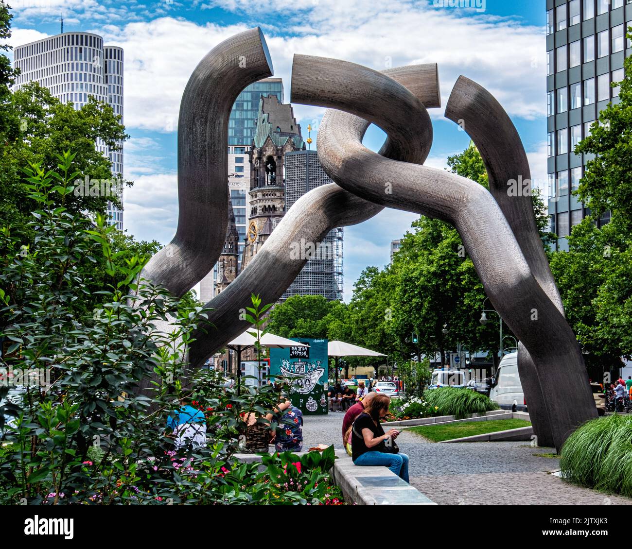 Skulptur ‘Berlin’ von den Bildhauern Brigitte Matschinsky-Denninghoff und Martin Matschinsky vertritt die Teilung der Stadt, Tauentzienstraße, Berlin, Deutschland Stockfoto