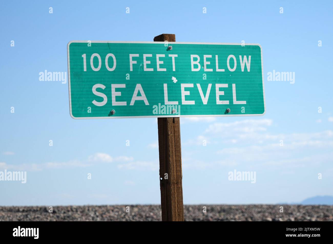 Ein Schild mit einer Höhe von 100 Fuß unter dem Meeresspiegel, Donnerstag, 1. September 2022, im Death Valley National Park, Kalifornien. Stockfoto