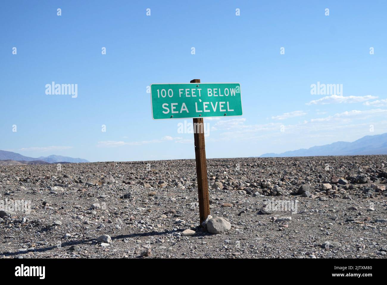 Ein Schild mit einer Höhe von 100 Fuß unter dem Meeresspiegel, Donnerstag, 1. September 2022, im Death Valley National Park, Kalifornien. Stockfoto