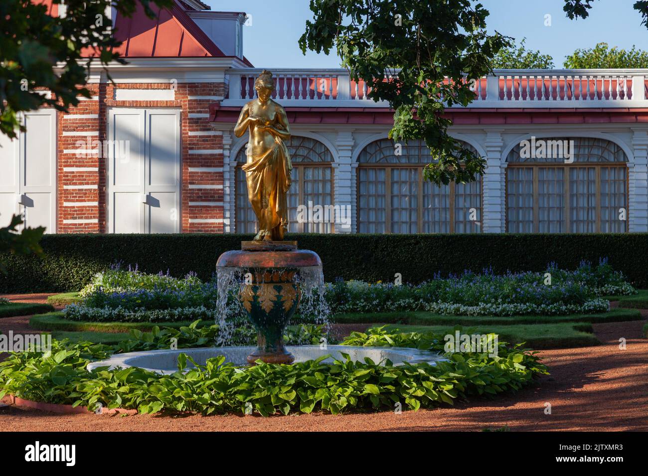 Brunnenglocke, geschmückt mit einer vergoldeten Bronzestatue von Psyche im Peterhof Park. Stockfoto