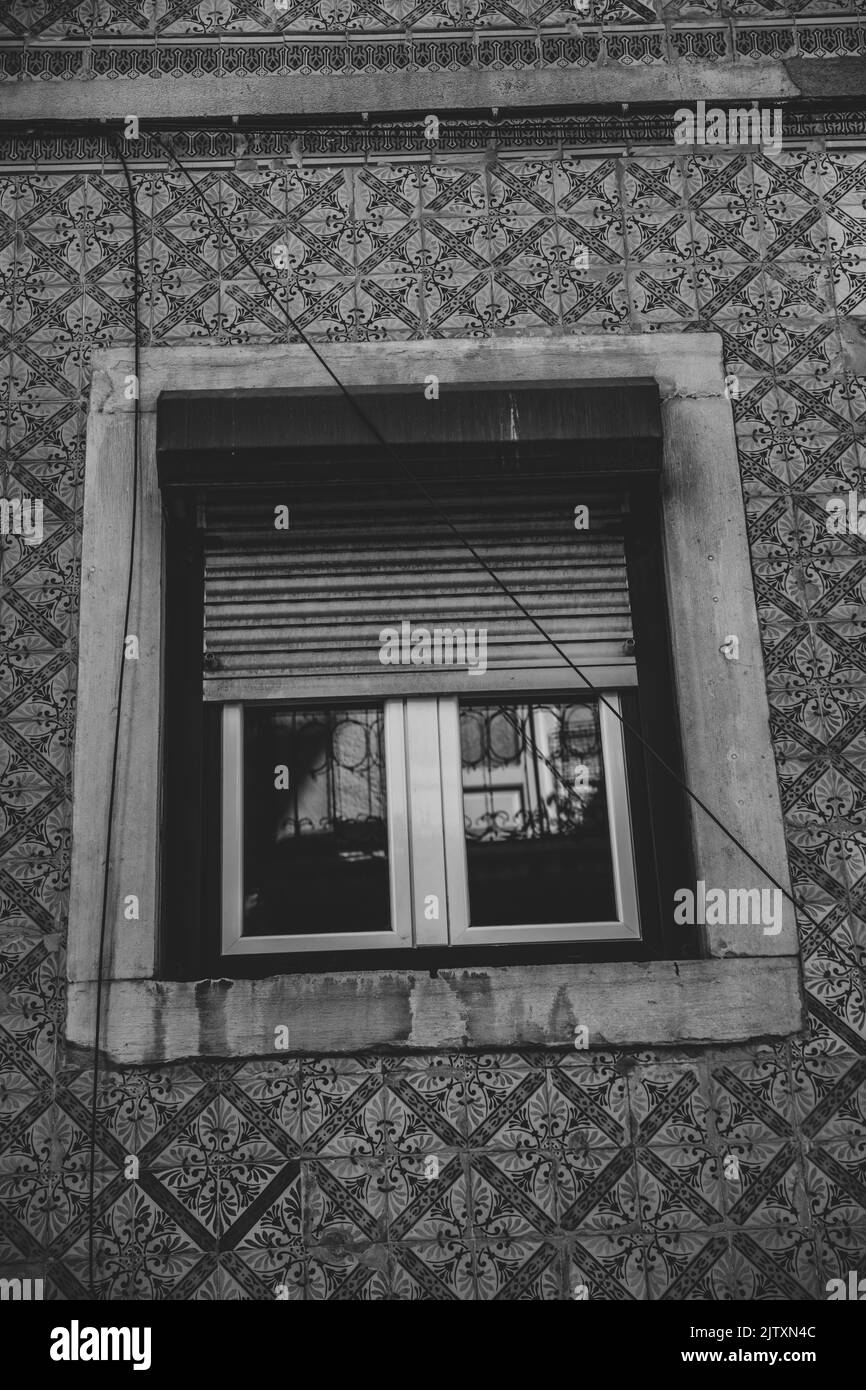 Traditionelles portugiesisches Fenster in Lissabon, Portugal Stockfoto