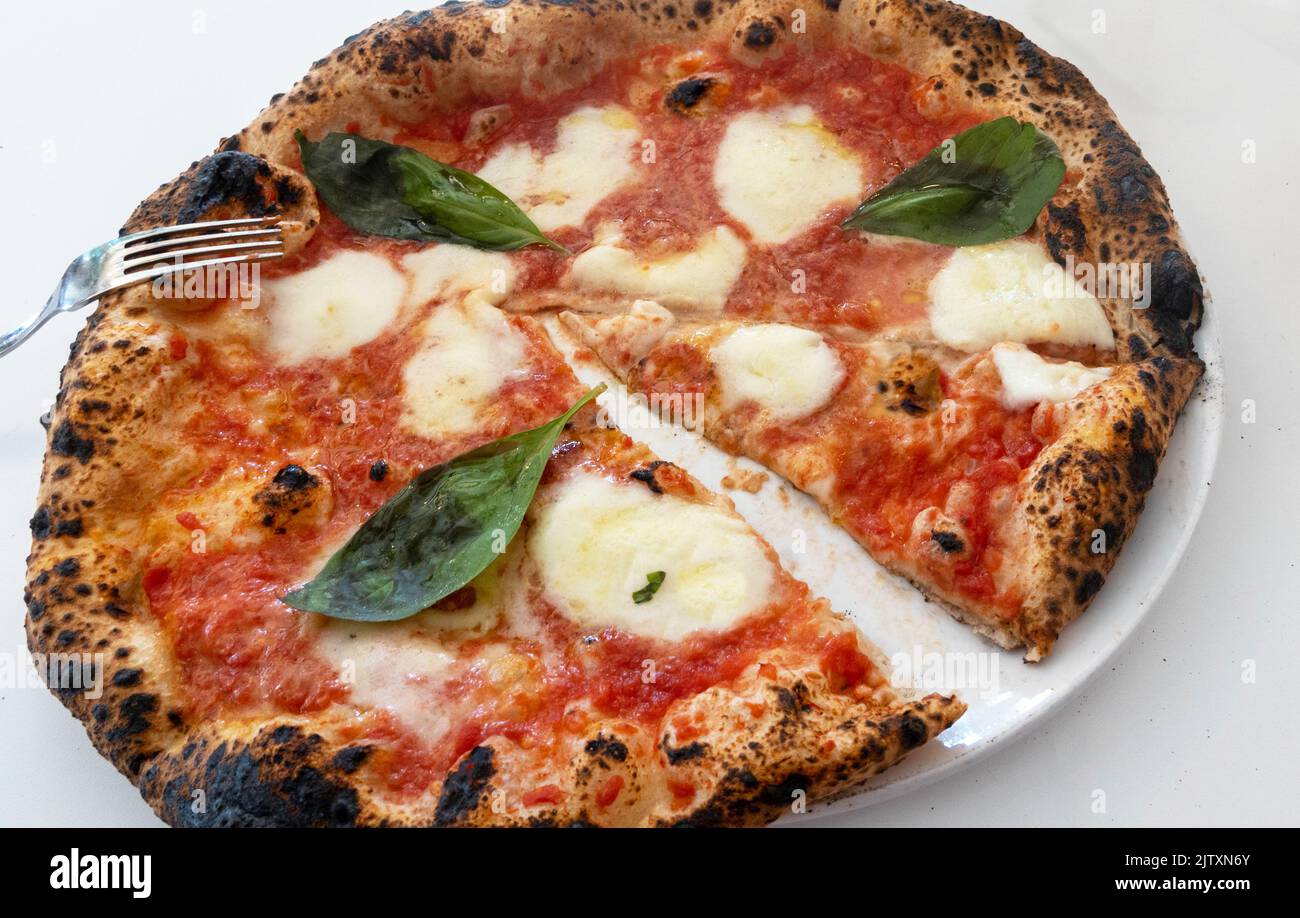Pizza Margarita mit Büffelmozzarella, Tomate und Basilikum - die drei Farben der italienischen Flagge Stockfoto