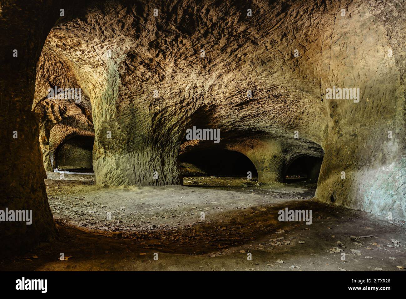 Höhlensystem in Sandsteinfelsen genannt Puste kostely in der Nähe von Novy Bor, Tschechische republik.großer unterirdischer Steinbruch.Beliebte Touristenattraktion.geheimnisvoll Stockfoto