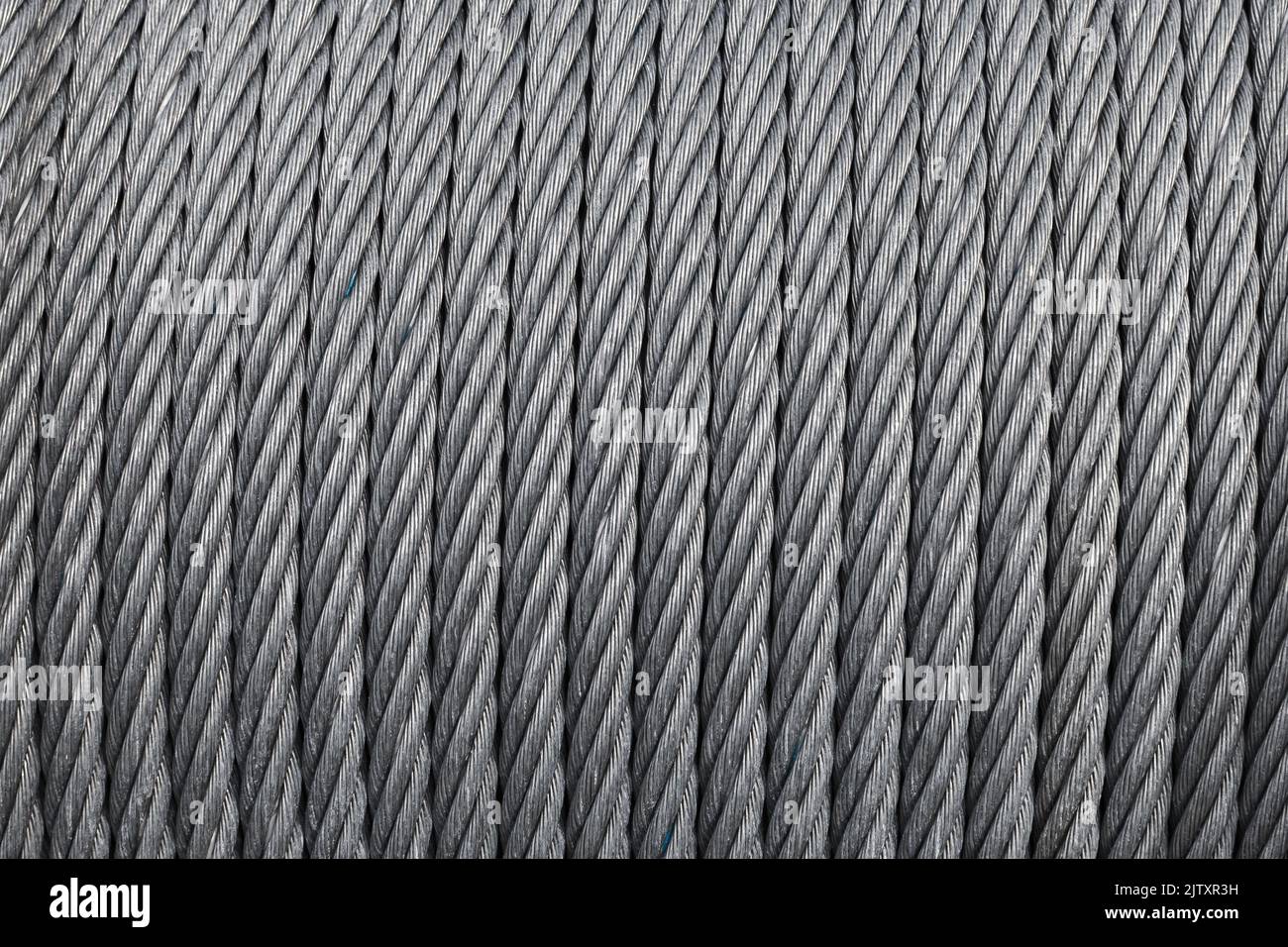 Stahlseil ist auf einer Winde, Nahaufnahme, abstrakt industriellen Hintergrund Textur Stockfoto