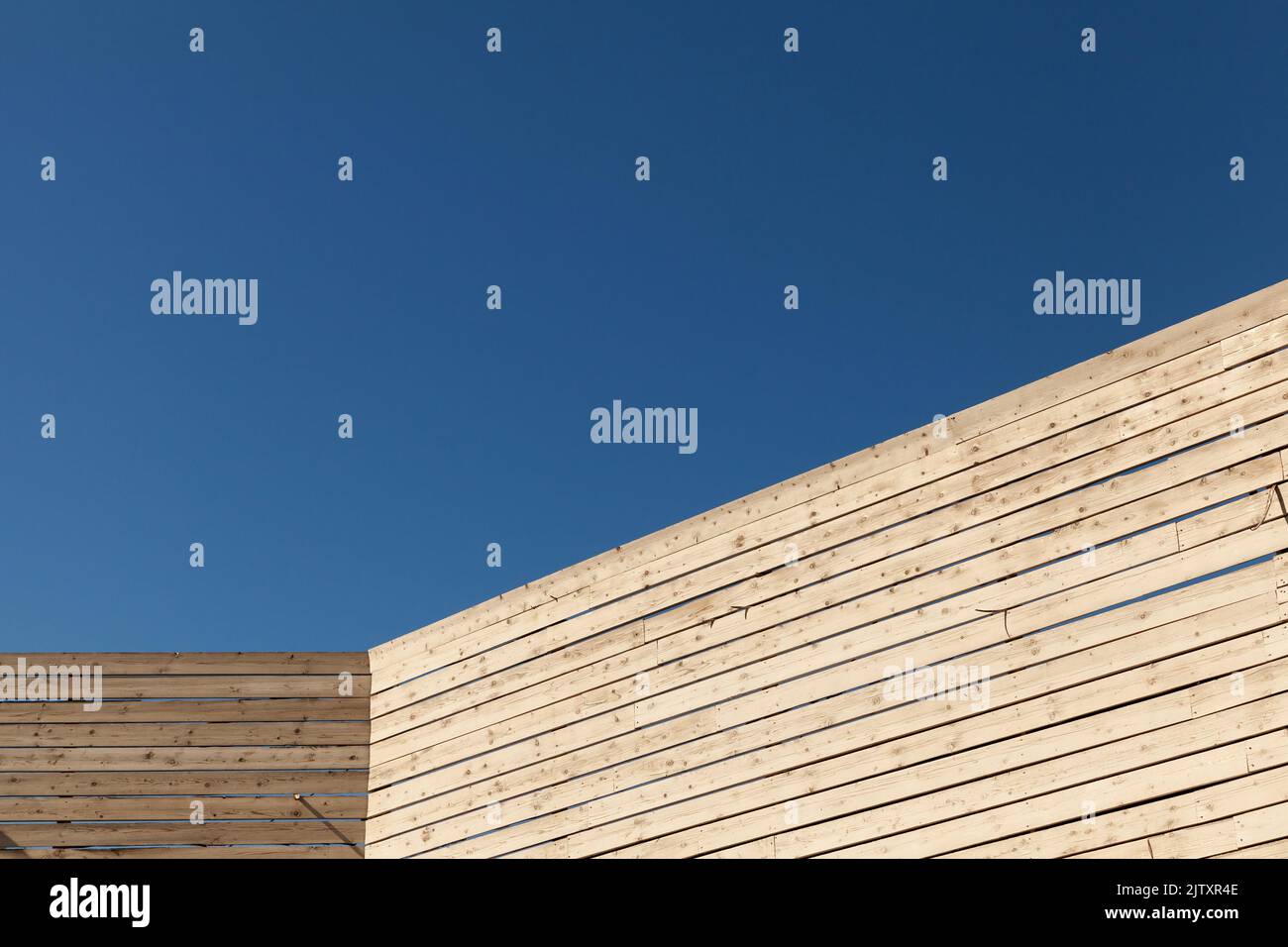 Abstrakte Holzarchitektur Hintergrund, Innenecke ist unter blauem Himmel an einem sonnigen Tag Stockfoto