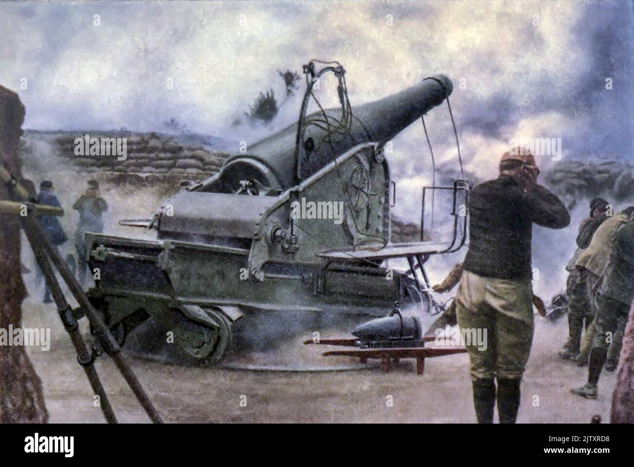 Französische Belagerungswaffe in Aktion in der Nähe des viel umkämpften Schlachtfeldes des Ersten Weltkriegs von Arras im Jahr 1916. Während der schrecklichen Explosion verdecken die Schützen ihre Ohren. Stockfoto