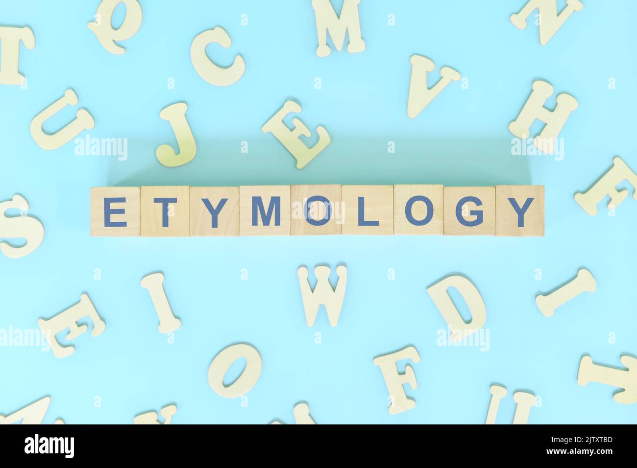 Etymologie Konzept in englischer Grammatik und Unterricht. Holzblöcke Typografie Wort flach lag auf blauem Hintergrund. Stockfoto