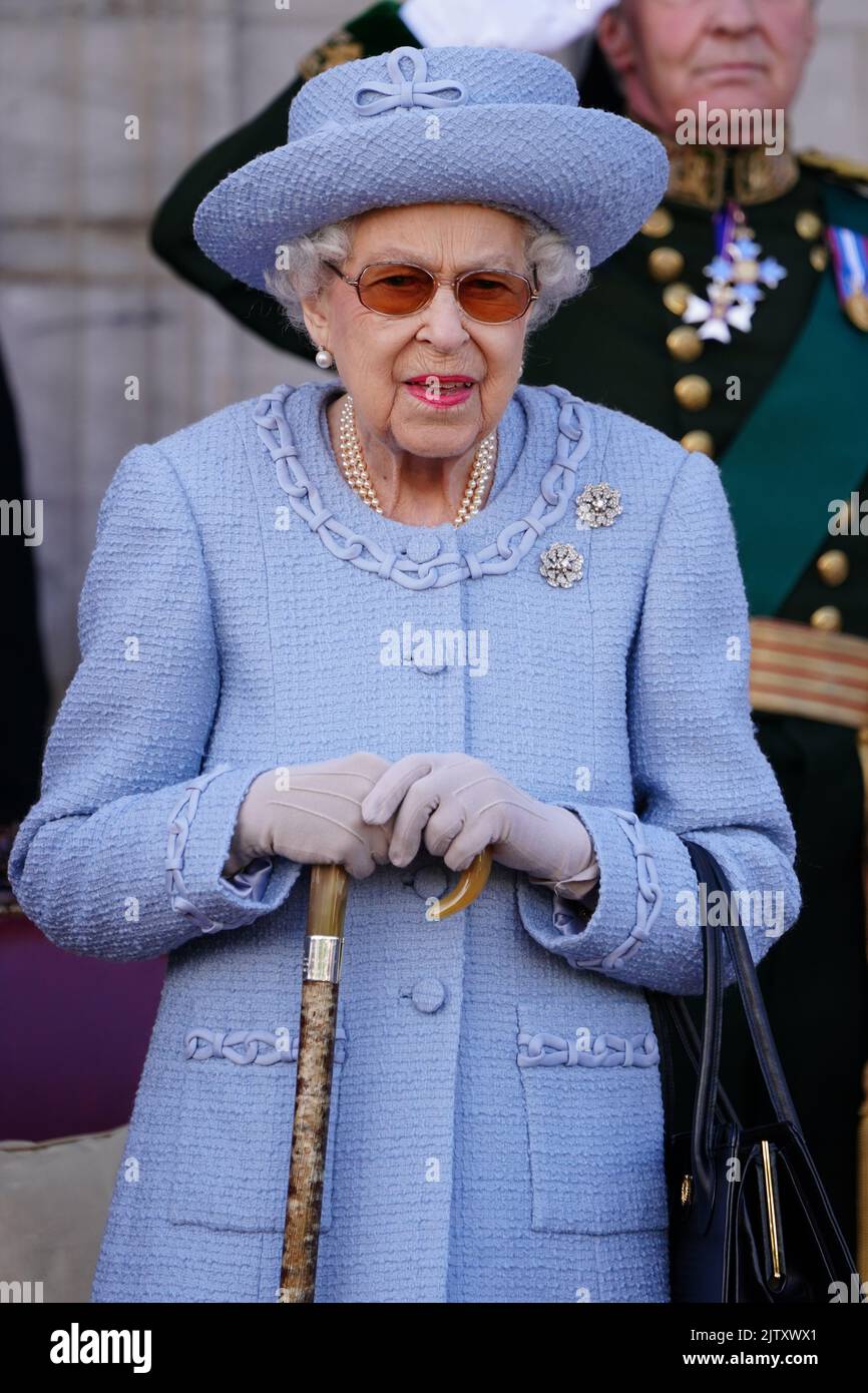 Datei-Foto vom 30/06/22 von Queen Elizabeth II, die an der Queen's Body Guard für Schottland (auch bekannt als The Royal Company of Archers) Reddendo Parade in den Gärten des Palace of Holyroodhouse, Edinburgh, teilnahm. Die Königin wird das Braemar Gathering in Schottland vermissen, das beliebte Highland Games Event, an dem der Prinz von Wales am Samstag teilnehmen wird. Es wird davon ausgegangen, dass die Entscheidung zugunsten des Staatschefs getroffen wurde, der seit dem letzten Jahr unter Mobilitätsprobleme leidet. Ausgabedatum: Freitag, 2. September 2022. Stockfoto