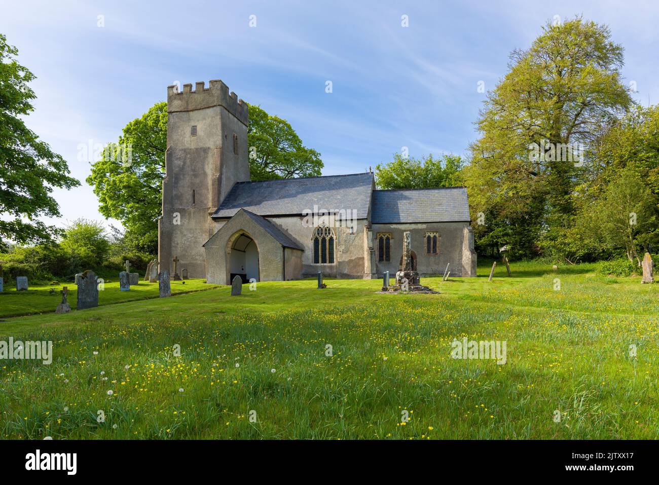 Die Pfarrkirche der Hl. Maria Magdalena im Dorf Clatworthy an einem Frühlingsabend an den Südhängen der Brendon Hills, Somerset, England. Stockfoto