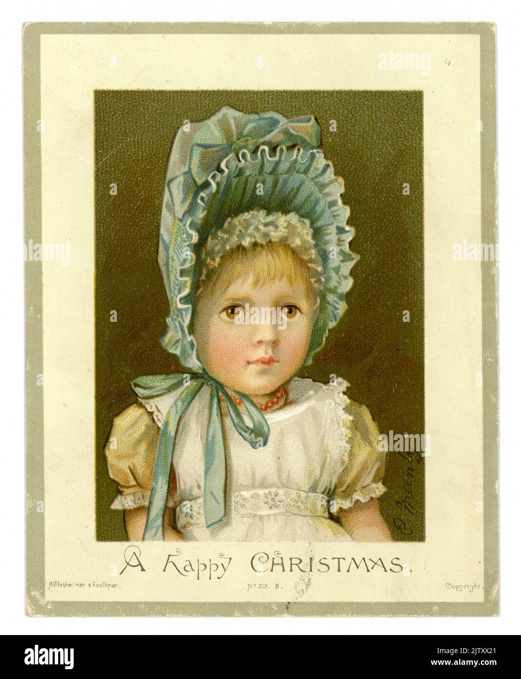 Bezaubernde originale viktorianische Weihnachtsgrüßkarte mit süßem ernstlich aussehendem jungen viktorianischen Mädchen, ihr Gesicht von einer großen blassblauen Mütze eingerahmt. Diese Karte wurde von Hildesheimer und Faulkner veröffentlicht. Datum Xmas 1886. Stockfoto