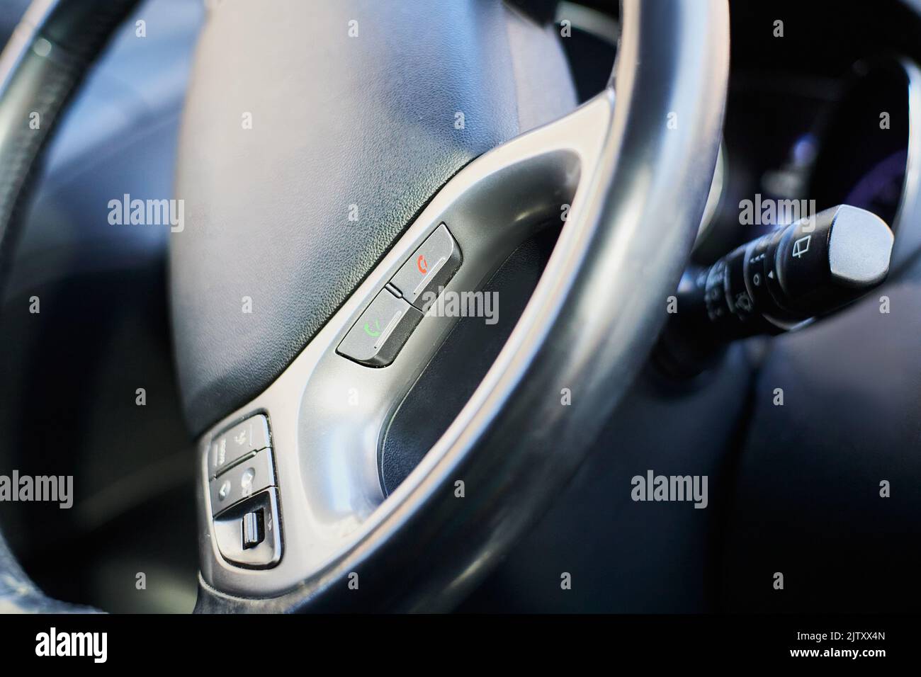 Makroaufnahme der bluetooth-Telefontaster am Lenkrad. Stockfoto