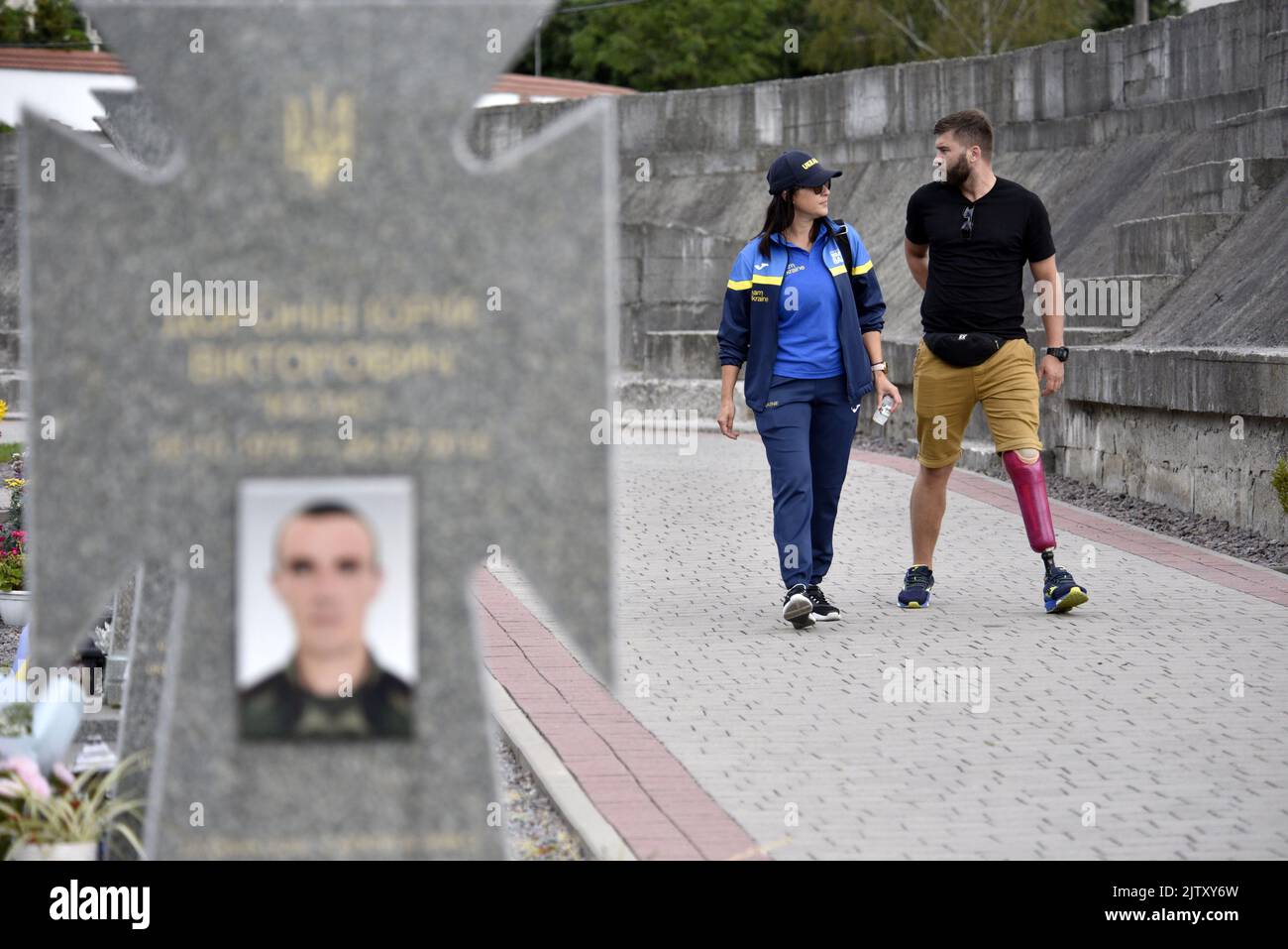 Nicht exklusiv: LVIV, UKRAINE - 1. SEPTEMBER 2022 - Mitglieder des Teams Ukraine, die von den DoD Warrior Games 2022 zurückgekehrt sind, besuchen den Lychakiv Friedhof zu Stockfoto